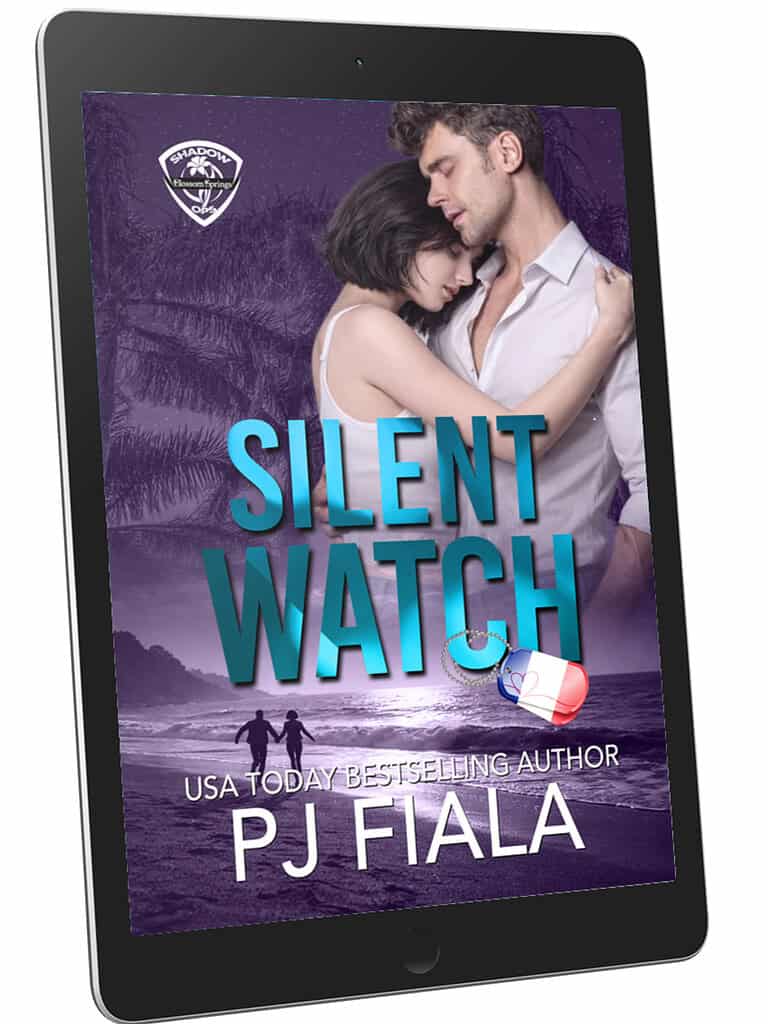 Couverture ebook Silent Watch édition française par PJ Fiala, romance suspense avec couple enlacé, fond plage au coucher du soleil, série Blossom Springs Shadow Ops